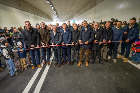 Großer Andrang und große Freunde beim Banddurchschnitt zur Eröffnung der Umfahrung Vahrn unter anderem mit Projektsteurer Florian Knollseisen (1.v.r.), Planer Georg Fischnaller (2.v.r.), Bürgermeister Andreas Schatzer (3.v.r.), Mobilitätslandesrat Daniel Alfreider (4.v.r.) und Landesrat Peter Brunner(5.v.r.). (Foto: LPA/Daniel von Johnston)