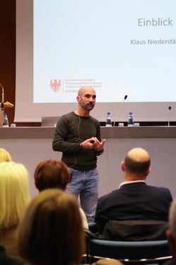 In occasione del Forum delle biblioteche 2025, Klaus Niederstätter ha fornito una panoramica dei dati relativi alla valutazione dell’apprendimento, invitando a “motivare bambini e adolescenti, e supportarli, nell’avvicinarsi alla lettura e nel continuare a leggere”. (Foto: USP/Ufficio Biblioteche e lettura)