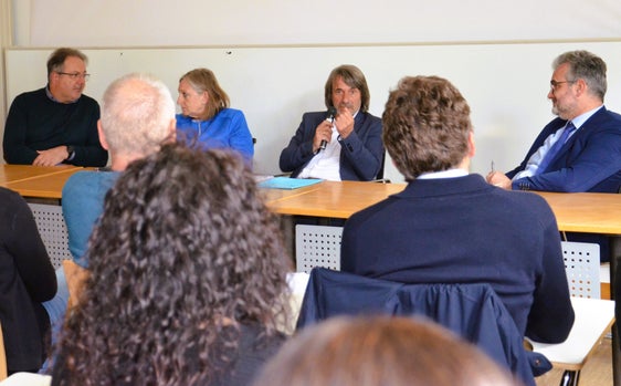 Gesundheitslandesrat Hubert Messner beim gestrigen Treffen im Krankenhaus Brixen. v.l.: Markus Thaler, Laura Schrott, Hubert Messner, Michael Mayr. (Foto: LPA/Karin Leiter)