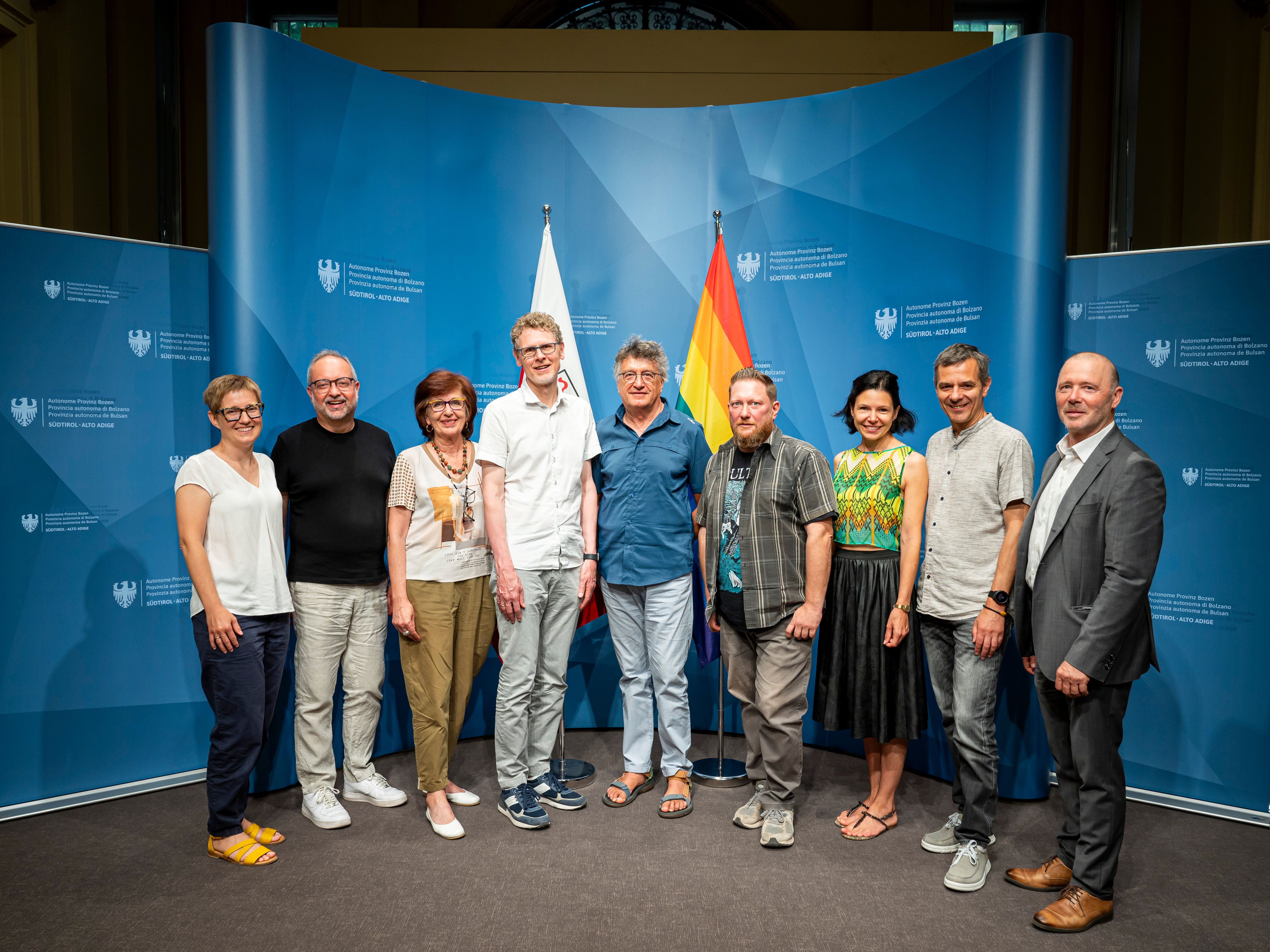 Una giornata storica per la storia della musica altoatesina. Nella foto (da sinistra) la coordinatrice Marlene Huber e Martin Sagmeister dell'Ufficio provinciale Cinema e Media, Waltraud Pircher del primo studio di registrazione altoatesino Rekon, Martin Silbernagl dell'Ufficio provinciale Cinema e Media, responsabile dell'Archivio Musica dell'Alto Adige altoatesino, Riccardo Dello Sbarba, promotore dell'iniziativa, Tobe Planer, Magdalena Ferdigg e Wolfgang Kranzer dello studio di web design teamblau e il direttore della Ripartizione Cultura Volker Klotz (foto: USP/Fabio Brucculeri) 