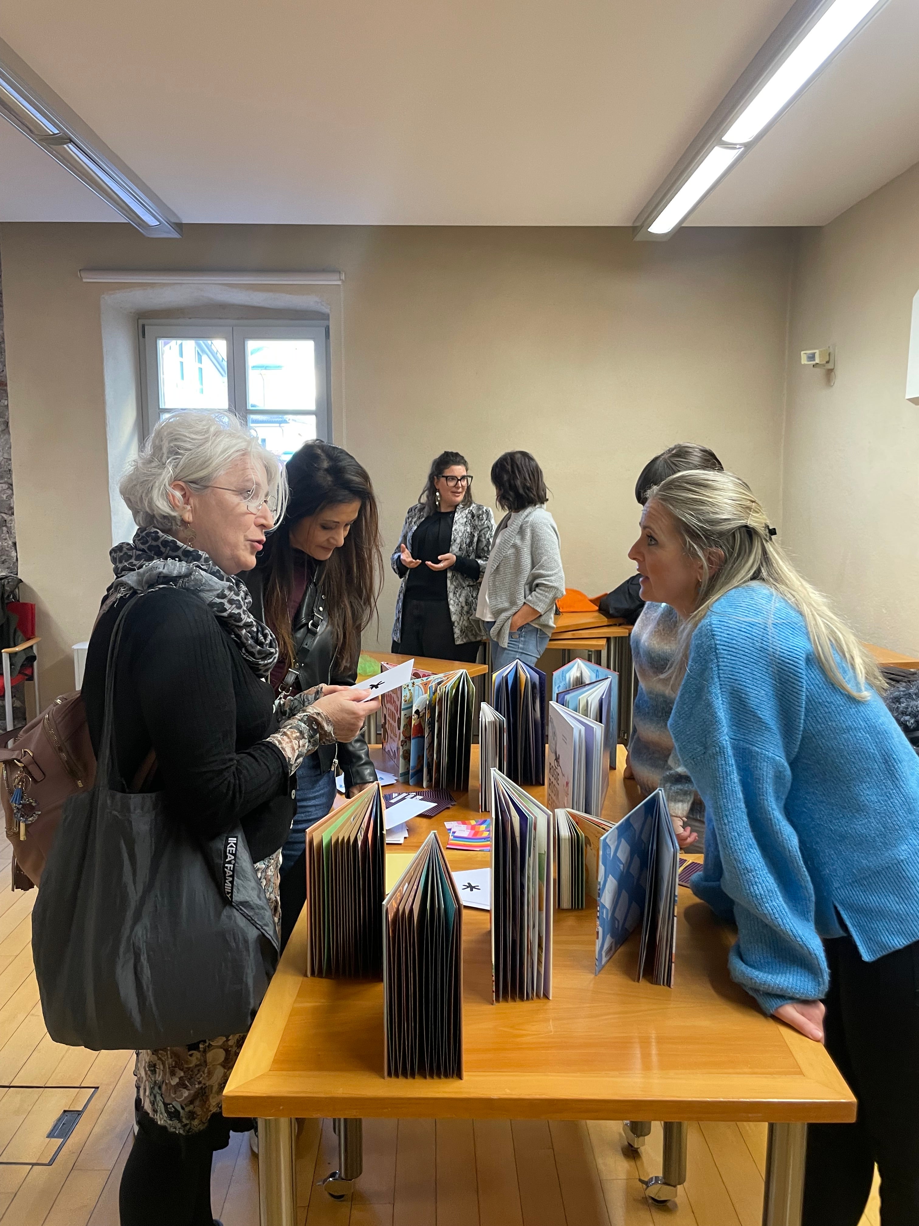 Esperti dell'educazione delle scuole per l'infanzia in lingua italiana, tedesca e ladina hanno condiviso le loro idee in uno dei dei tavoli tematici organizzati durante l'evento. (Foto: USP/Katharina Ebner)
 
