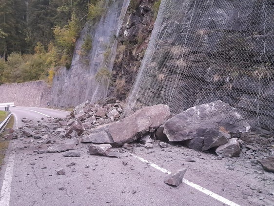 Geologen und Experten des Straßendienstes Salten-Schlern waren vor Ort, um sich ein Bild der Vorgänge zu machen.  (Foto: LPA/Straßendienst Salten-Schlern)