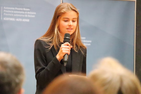 Poetry Slam über das Ladinische vorgetragen: Sara Frenademetz aus Abtei (Foto: LPA/Maja Clara)