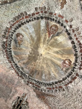 Anche all'interno della casa-giardino sono stati trovati elementi degni di particolare tutela, tra cui il soffitto dipinto con teste d'angelo. (Foto: ASP/Soprintendenza provinciale ai beni culturali)