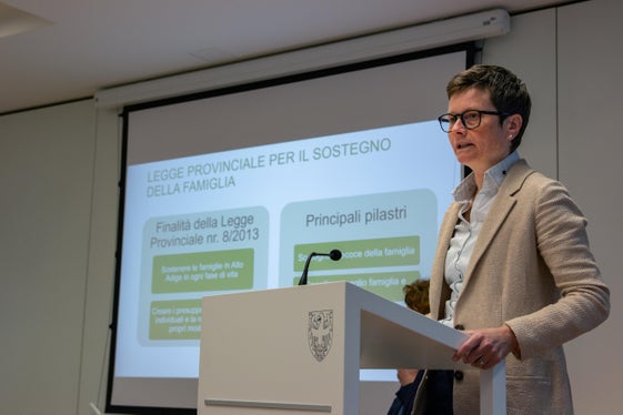 Über weitere Leistungen, die über die Familienagentur für die Familien in Südtirol bereitgestellt werden, informierte Agenturdirektorin Carmen Plaseller. (Foto: LPA/Greta Stuefer)