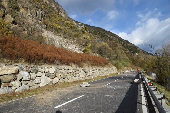 Die Staatsstraße auf den Reschen wurde heute ab 13 Uhr vor der Sprengung gesperrt und kann erst voraussichtlich morgen vollständig geräumt werden. (Foto: LPA/Landesamt für Geologie und Baustoffprüfung)