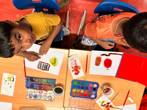Durch die intensive sprachliche Förderung während der Sommermonate werden Schülerinnen und Schüler mit Migrationsgeschichte gezielt auf die Anforderungen des kommenden Schuljahres vorbereitet. (Foto: LPA/Pädagogische Abteilung/Deutsche Bildungsdirektion/Landesamt für Beratung/Fabio Casati)