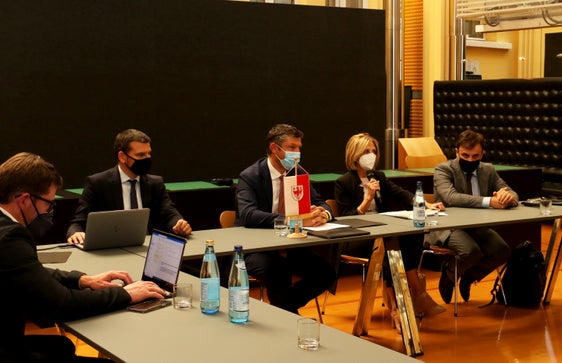 Haben die weiteren Schritte zum Bau der BBT-Zulaufstrecke Waidbruck-Franzensfeste mit den Bürgermeistern der betroffenen Gemeinden diskutiert (v.l.): Direktor der BBT-Beobachtungsstelle Ausserdorfer, RFI-Vertreter Giuseppe Romeo, LR Alfreider, RFI-Kommissarin Paola Firmi und RFI-Vertreter Damiano Beschin. (Foto: LPA/Roman Clara)