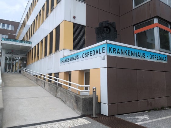 Die Krankenhäuser in Südtirol werden stetig saniert und verbessert. So wird zum Beispiel 2026 der OP-Trakt im Krankenhaus Innichen umfassend umgebaut und modernisiert. Der historische Zugang zum Krankenhaus (im Bild der derzeitige Zugang) wird wieder hergestellt. (Foto: LPA/Angelika Schrott)