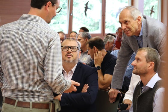 30 anni di corsi di lavoro forestale in retrospettiva (da sinistra): Florian Reichegger, direttore della Scuola forestale, Marco Pietrogiovanna, direttore dell'Ufficio, Paul Zipperle, istruttore, Andreas Agreiter, vicedirettore dell'Agenzia Demanio provinciale, già direttore della Scuola forestale Latemar. (Foto: USP/Maja Clara)