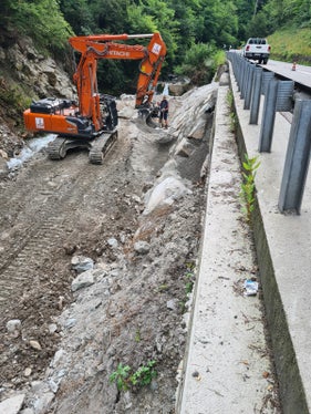 Wegen des hohen Pegelstandes des Grödnerbachs und den sehr beengten Platzverhältnissen hat die Wildbachverbauung mit den Arbeiten erst nach dem Rückgang des Wasserstandes begonnen. (Foto: LPA/Landesamt für Wildbach- und Lawinenverbauung Nord)