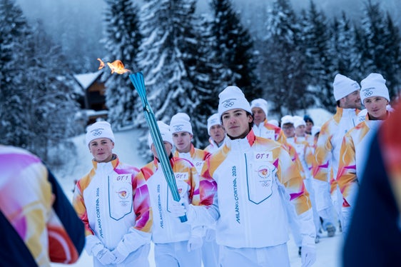 La fiaccola dei Giochi Olimpici Invernali di Milano Cortina 2026 è sbarcata in Alto Adige alla Nordic Arena di Dobbiaco. (Foto: Fabio Brucculeri)