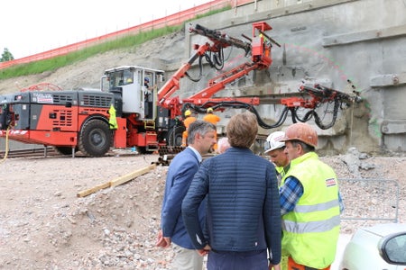 Erstmals weltweit: Der Jumbo-Bi-Arm sorgt für schnelleren Tunnelausbruch und mehr Sicherheit der Arbeiter. LR Alfreider (l.) bespricht mit den Technikern den Einsatz. (Foto: LPA/Patrick Thaler)