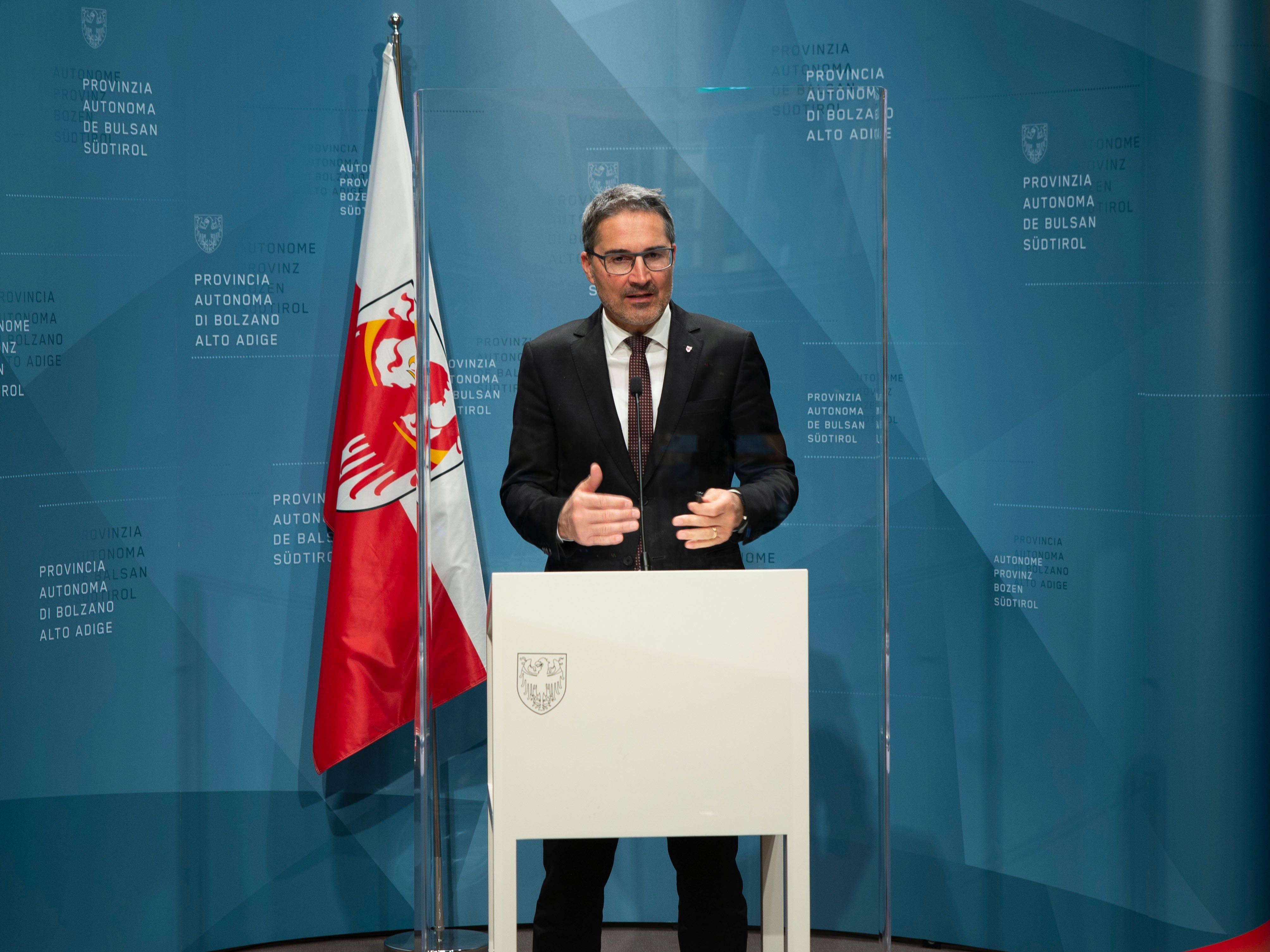 Wir begrüßen jede Maßnahme aus Rom, die Unternehmen aber vor allem Familien finanziell entlastet und Arbeitsplätze erhält, betont Landeshauptmann Kompatscher. (Foto: LPA/Fabio Brucculeri)