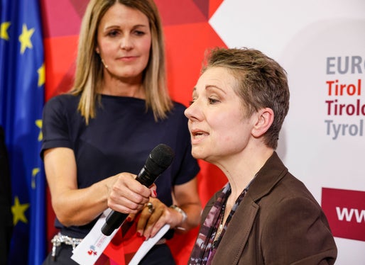 Claudia Messner (direttrice dell'Agenzia di stampa e comunicazione della Provincia autonoma di Bolzano) intervista Vesna Caminades, responsabile dell'Ufficio di collegamento per l'Alto Adige (Foto: Euregio/Elio Germani)