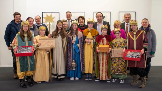 Foto di gruppo dei Cantori della stella con alcuni componenti della Giunta provinciale (Foto: ASP/Fabio Brucculeri)