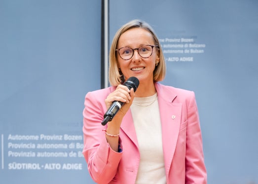 Questi fondi rappresentano un segnale importante per le nostre aree interne. I fondi SNAI consentono di effettuare investimenti mirati laddove le sfide sono particolarmente evidenti e contribuiscono a garantire la sostenibilità futura dei nostri territori rurali, afferma Magdalena Amhof, assessora provinciale all'Europa. (Foto: USP/Bernhard Aichner)