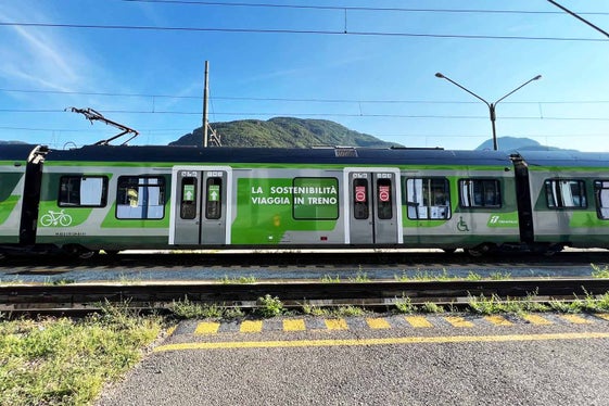 Mit dem Nachhaltigkeits-Sonderzug von Trenitalia werden der Transport- und Infrastrukturminister, der Landeshauptmann und der Mobilitätslandesrat vom Bahnhof Bozen zum Messegelände in Bozen Süd fahren. (Foto: Trenitalia) 