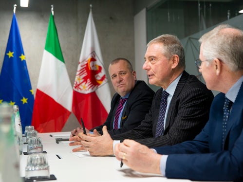 Il ministro Adolfo Urso tra il senatore Alessandro Urzì e il commissario del Governo, Vito Cusumano. (Foto: ASP/Fabio Brucculeri)