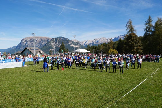 Lo splendido colpo d'occhio del campo sportivo di Collepietra alla partenza della gara a staffetta. (Foto: USP/ARGE ALP) 