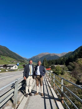 Der Landesrat Daniel Alfreider (links) und der Gsieser Bürgermeister Paul Schwingshackl stehen auf der Brücke Oberplanken, die neu errichtet werden soll. (Foto: LPA/Ressort für Mobilität und Infrastrukturen)