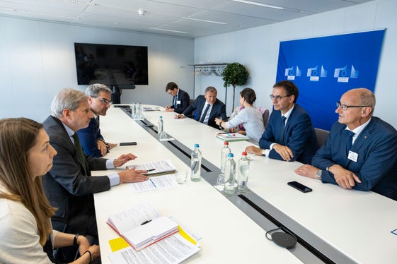 Il traffico di transito nella regione alpina come preoccupazione paneuropea è stato un argomento di discussione con il commissario europeo Hahn. (Foto: ASP/Javier Bernal Revert)