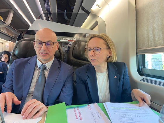 Auf dem Weg nach Rom zum Treffen mit Ministerin Marina Elvira Calderone: Ressortdirektor Günther Burger und Landesrätin Magdalena Amhof. (Foto: LPA/Ressort Europa, Arbeit und Personal)