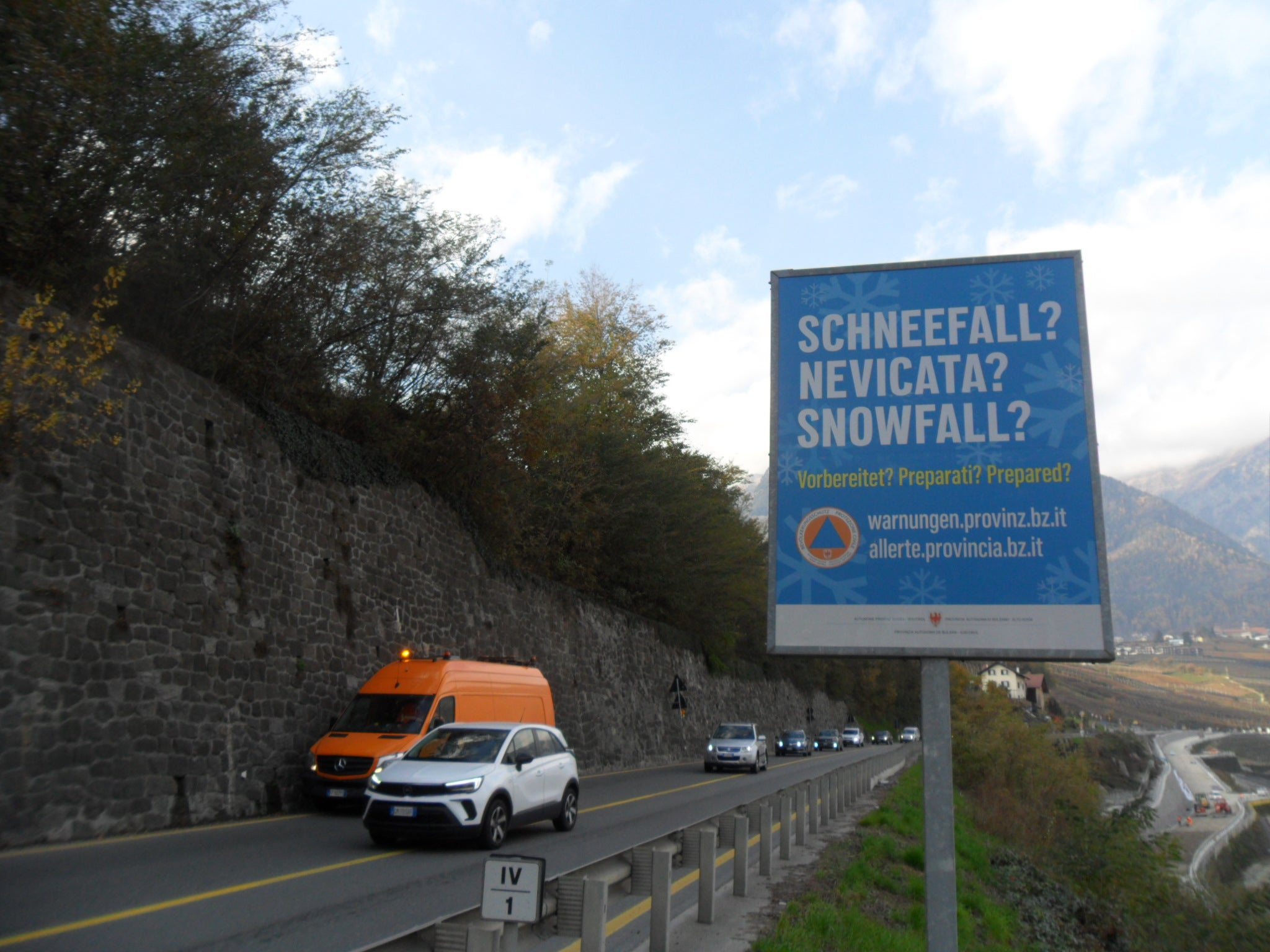 Haben Sie daran gedacht, Ihre Fahrzeuge mit Winterausrüstung auszustatten? Denken Sie auch daran, Ihr Fahrverhalten den winterlichen Verhältnissen anzupassen: Im Zuge dieser Kampagne des Landeswarnzentrums wurden Plakate entlang der Straßen aufgestellt. (Foto: LPA/Straßenbeschilderungsdienst)