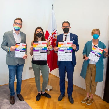 Werben gemeinsam für mehr Respekt und weniger Hass: (v.l.) Andreas Unterkircher und Arianna Miriam Fiumefreddo (Vereinigung Centaurus Archigay), LH Kompatscher und RE.A.DY-Landesbeauftragte Judith Notdurfter. (Foto: LPA/Fabio Brucculeri)