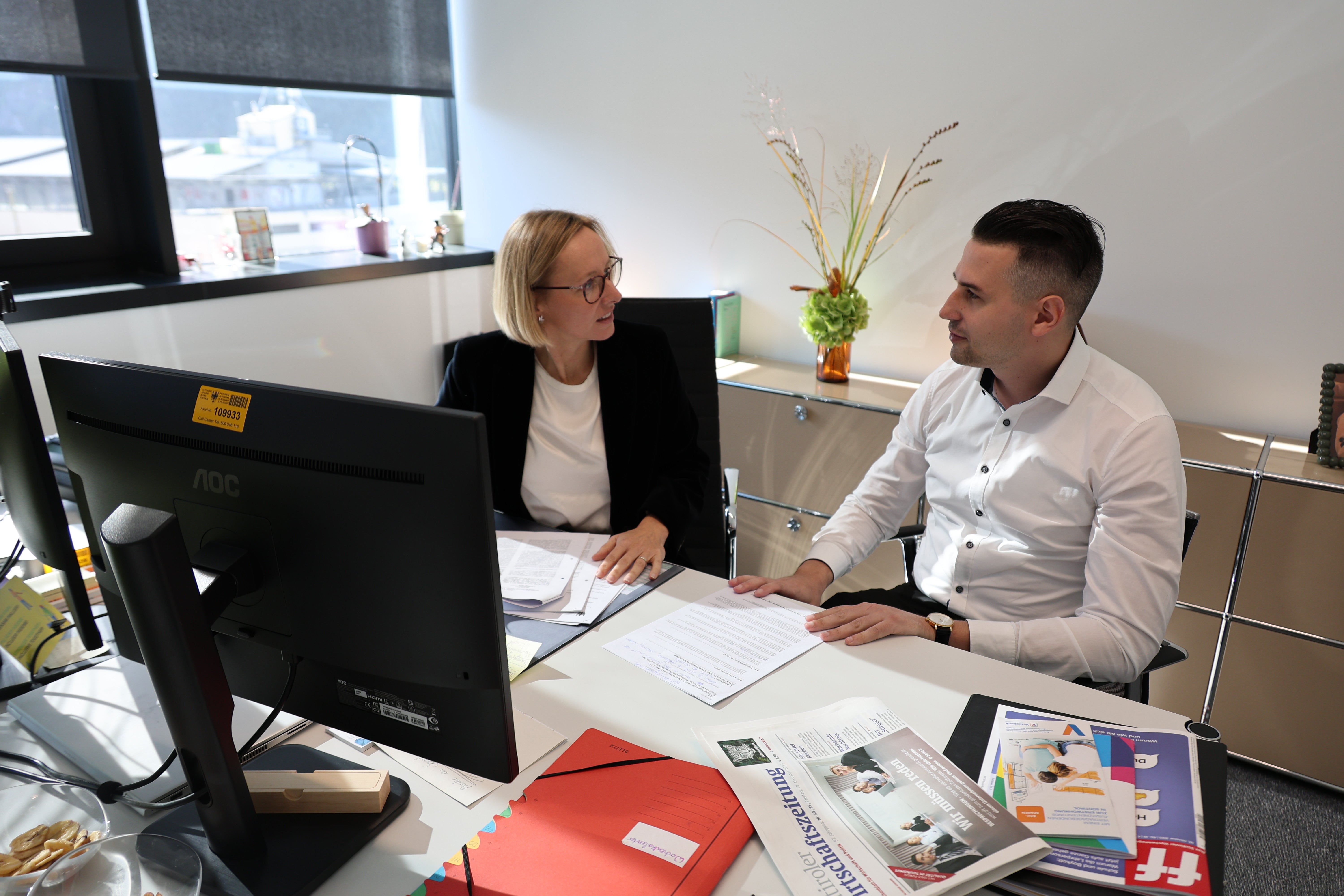 La Provincia intende avviare un progetto pilota per consentire ai propri dipendenti che vanno in pensione di ricevere più rapidamente il trattamento di fine rapporto. L'assessora provinciale al Personale Magdalena Amhof e Alexander Dalsasso, direttore dell'Ufficio pensioni, durante la discussione dei dettagli. (Foto: USP/Theodora Huber)