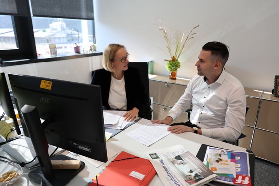La Provincia intende avviare un progetto pilota per consentire ai propri dipendenti che vanno in pensione di ricevere più rapidamente il trattamento di fine rapporto. L'assessora provinciale al Personale Magdalena Amhof e Alexander Dalsasso, direttore dell'Ufficio pensioni, durante la discussione dei dettagli. (Foto: USP/Theodora Huber)