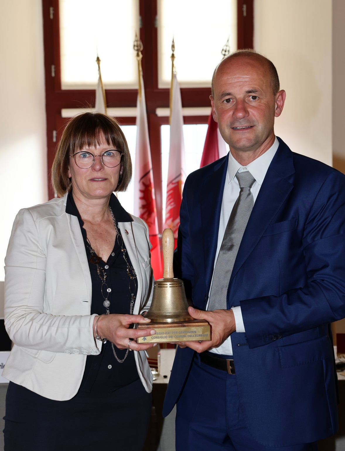 Mit der Wahl der Führungsspitze kann der Euregio-Rat der Gemeinden nun seine Arbeit aufnehmen: Präsident Paride Gianmoena (r.) mit Vizepräsidentin Michela Noletti. (Foto: Presseamt Autonome Provinz Trient)