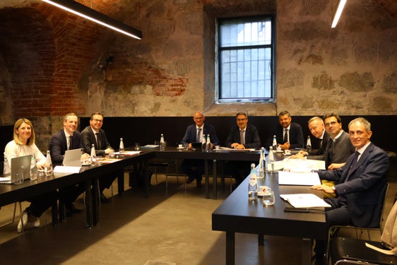 Sie besprachen in Franzensfeste die Herausforderungen an der Brennerautobahn (von links): Petra Moedlhammer (Pressesprecherin ASFINAG), Hartwig Hufnagl (Vorstandsdirektor ASFINAG), Stefan Siegele (Geschäftsführer ASFINAG)
LH Anton Mattle, LH Arno Kompatscher, LR Daniel Alfreider, Carlo Costa (technischer Direktor A22), Hartmann Reichhalter (Präsident A22) und Diego Cattoni (Geschäftsführer A22). (Foto: LPA)
