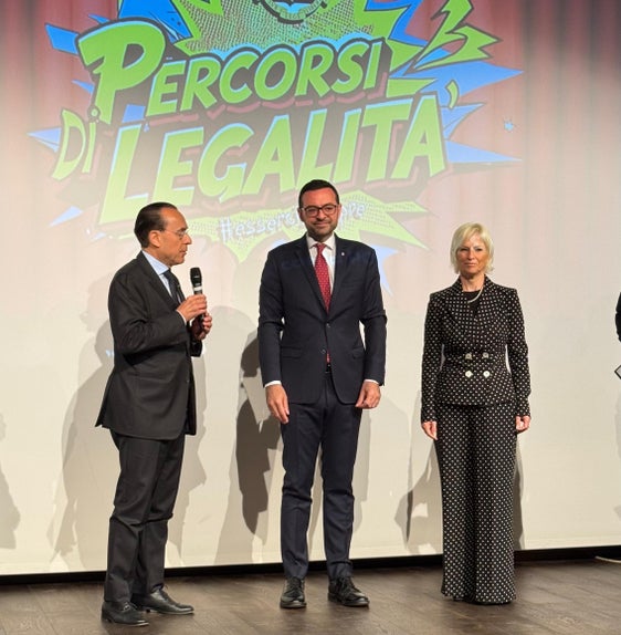 Al Centro di Formazione professionale “L. Einaudi” di Bolzano primo appuntamento della seconda edizione del progetto della Polizia di Stato “Percorsi di legalità: in scena con la Polizia di Stato”. Nella foto (da sinistra) il questore di Bolzano Giuseppe Ferrari, il vicepresidente della Provincia Marco Galateo e la direttrice del CTS Nicoletta Rizzoli. (Foto: CTS Einaudi)