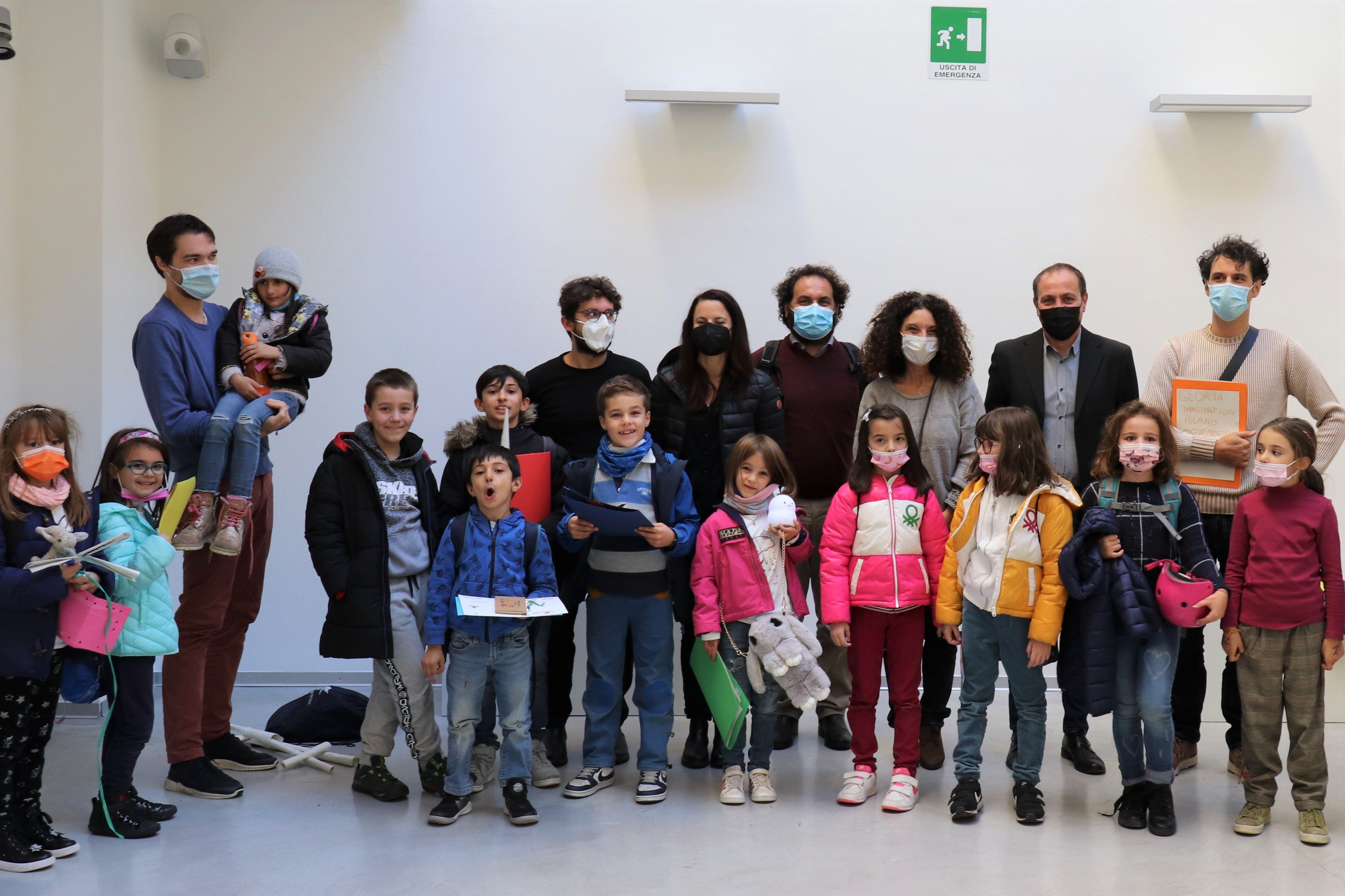 L'assessore Giuliano Vettorato insieme agli organizzatori e ai bambini durante la premiazione del progetto Imagination Island. (Foto ASP) 