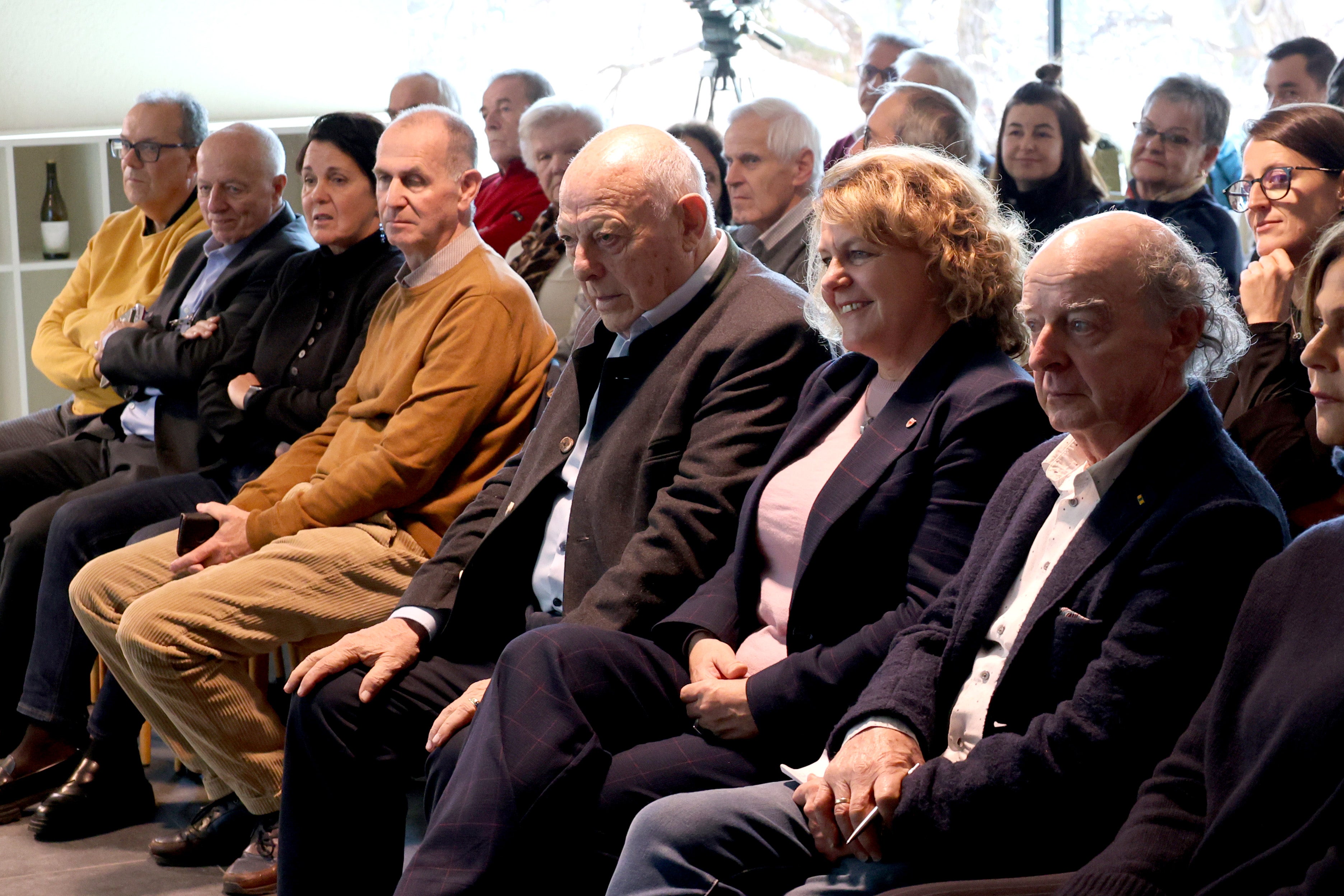 Unser Ehrenamt ist ein so kostbares Gut, das wir in unserem Land haben und auf das wir gut achten müssen, ist Landesrätin Rosmarie Pamer (Zweite von rechts, im Bild mit Alt-Landeshauptmann Luis Durnwalder, Dritter von rechts) überzeugt. (Foto: LPA/Katharina Fleischmann)