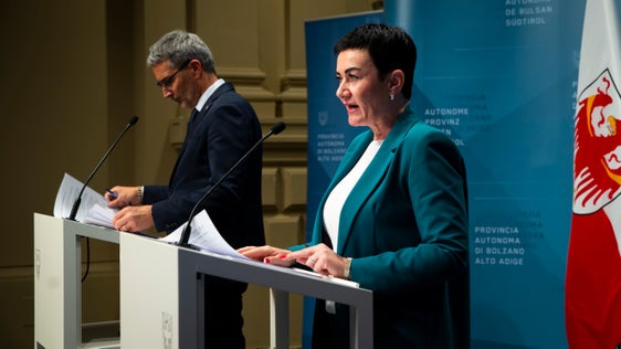 In futuro saranno richiesti meno documenti per le domande di contributi per l'acquisto o la costruzione della prima casa. Questa e altre modifiche sono state approvate oggi (14 maggio) dalla Giunta provinciale, su proposta dell'assessora competente Ulli Mair. "Stiamo lavorando in modo coerente, e a tutti i livelli, per migliorare questa situazione". (Foto: ASP/Fabio Brucculeri)