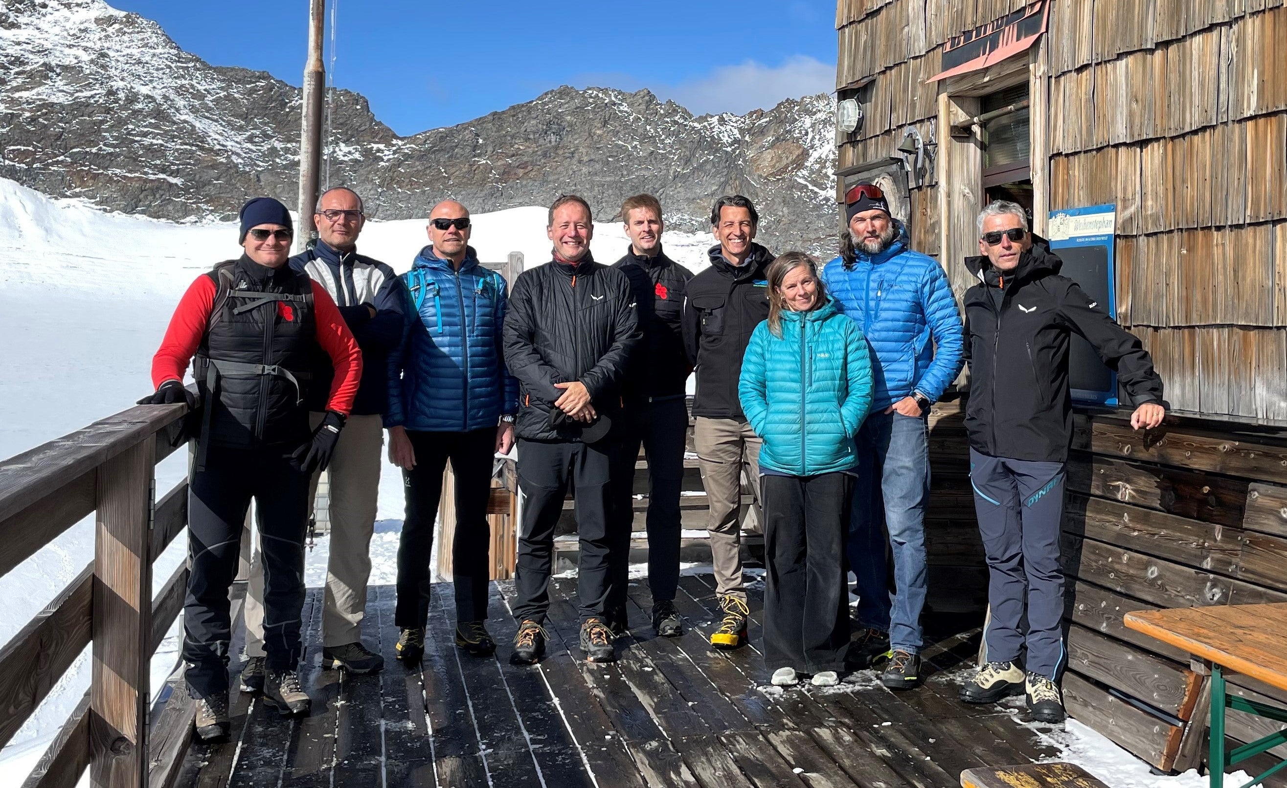 Lokalaugenschein auf der Müllerhütte (v.l.): Michael Reinalter (Prowatech GmbH), Norbert Verginer (Bauleitung, Studio Kontakt GmbH), Gottfried Rier (Prowatech GmbH), Landesrat Bessone, Philipp Sterchele (Prowatech GmbH), Matthias Innerbichler (GKN Hydrogen GmbH), Hüttenwirte Heidi Wettstein und Thomas Peer und Stefano Rebeschini (Landesamt für technische Gebäudeverwaltung) (Foto: LPA/Landesvermögensabteilung) 