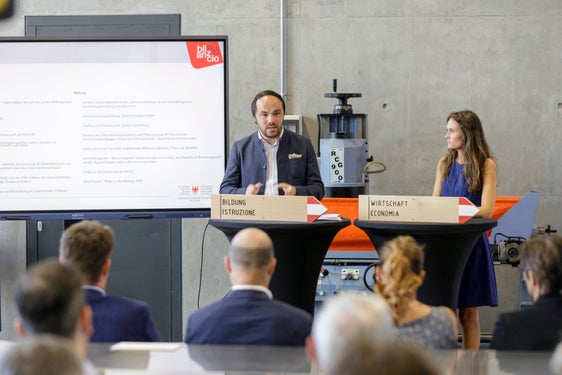 L'assessore provinciale Achammer e la moderatrice Nicole Abler alla conferenza stampa di fine legislatura (Foto: ASP/Tiberio Sorvillo)