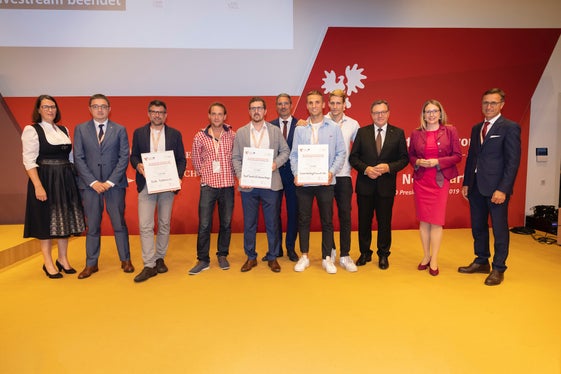 Euregio-Innovationspreis (v.l.): Barbara Thaler (Vize-Präsidentin Wirtschaftskammer Tirol), LH Fugatti, Paolo Baldracchi (1. Platz), Pavel Ševela (r.) und Johannes Frenger (2. Platz), LH Kompatscher, Simon Wielnig (l.) und Manuel Siller (3. Platz), LH Platter, Wirtschafts- und Digitalisierungsministerin Margarete Schramböck und Josef Margreiter (Geschäftsführer Tirol Holding). (Foto: Land Tirol/Sedlak)