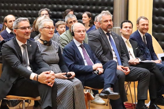 N’aministrazion scolastica aposta per la populazion ladina tl Südtirol dal 1975 ie na cuncuista dl Segondo Statut de Autonomia. Dadedò se à l sistem de scola paritetich svilupà bën y à śën na si bona pusizion, dantaldut per cie che reverda l plurilinguism, che vën nce recunesciù y sciazà oradecà. Tl retrat, da man ciampa: Arno Kompatscher, Teresa Indjein, Vito Cusumano, Alexander Steiner, Andrè Comploi, Mathias Stuflesser. (Foto: USP/Maja Clara)