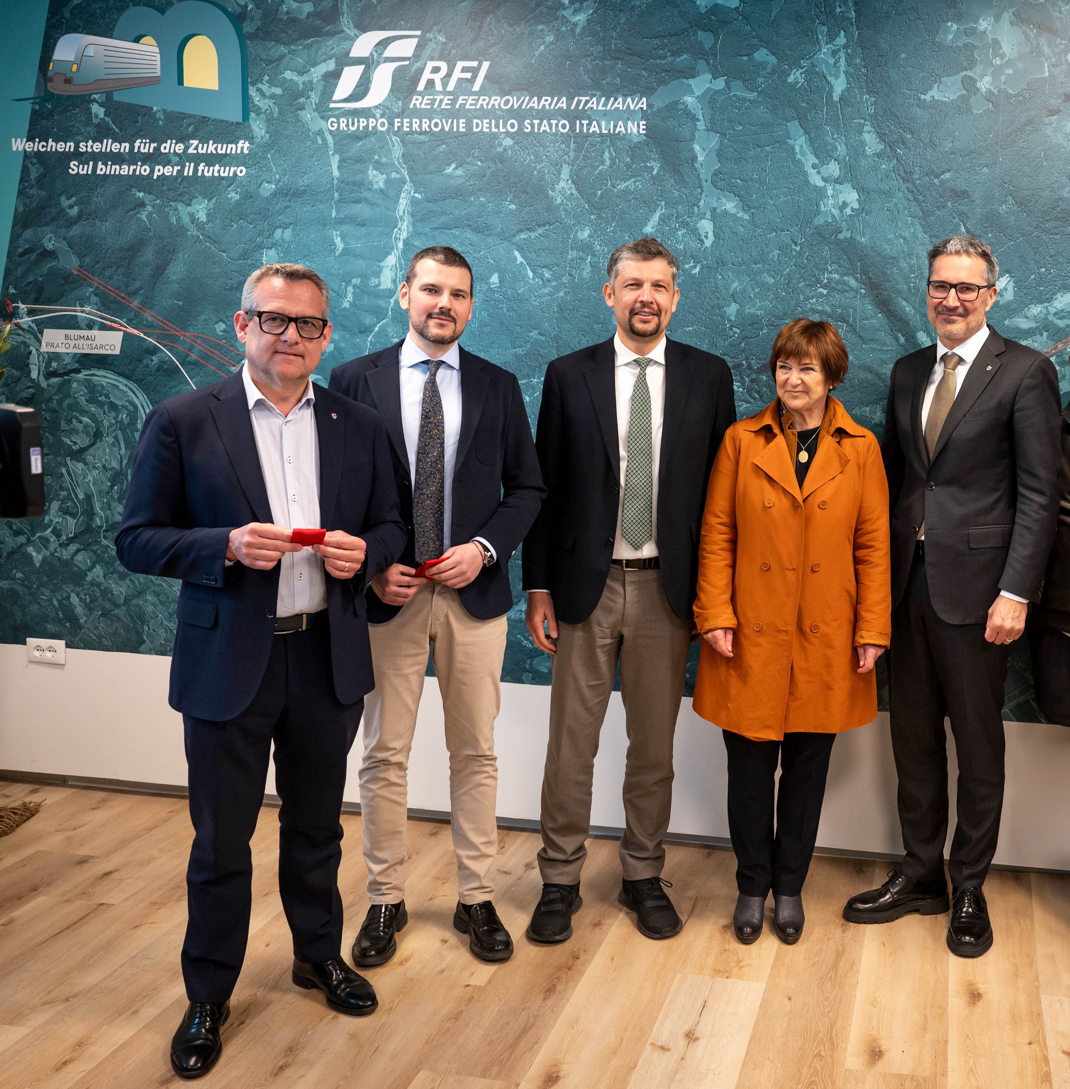 Inaugurato il nuovo infopoint BBT a Bronzolo alla presenza (da sinistra) dell'assessore provinciale Christian Bianchi, di Damiano Beschin (RFI), dell'assessore provinciale Daniel Alfreider, di Monika Delvai Montan (rappresentante del consiglio direttivo dell'Osservatorio BBT) e del presidente della Provincia Arno Kompatscher. (Foto: USP/Fabio Brucculeri)