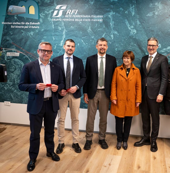Bei der Eröffnung des neuen BBT-Infopoints in Branzoll: Landesrat Christian Bianchi, Damiano Beschin (RFI), Landesrat Daniel Alfreider, Monika Delvai (Montan) und Landeshauptmann Arno Kompatscher (Foto: LPA/Fabio Brucculeri)