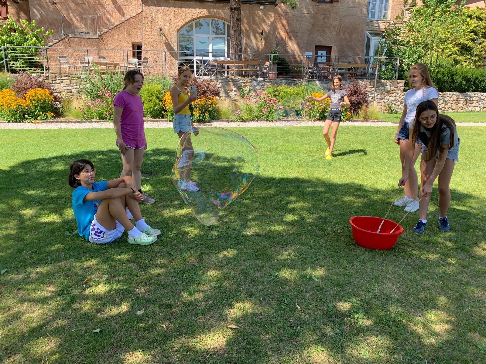 Tolle Experimente wurden im Rahmen der Sommer-Akademie durchgeführt. (Foto: LPA/Deutsche Bildungsdirektion/Johann Baldauf)
