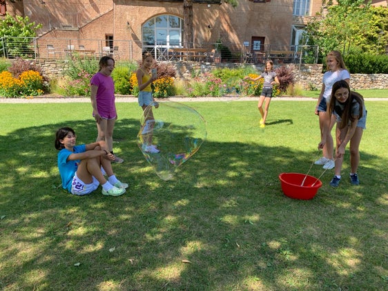 Tolle Experimente wurden im Rahmen der Sommer-Akademie durchgeführt. (Foto: LPA/Deutsche Bildungsdirektion/Johann Baldauf)