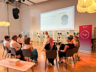 Lo scambio con esperti e rappresentanti politici è una parte importante dell'Accademia dell'Euregio (nella foto un piccolo gruppo al follow-up 2024 ad Alpbach/Tirolo). (Foto: Euregio)