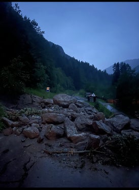 Noch in der Nacht auf Sonntag nahm die Wildbachverbauung die Situation im Hölderlebach in Hintermartell in Augenschein. (Foto: LPA/Amt für Wildbach- und Lawinenverbauung West in der Agentur für Bevölkerungsschutz)