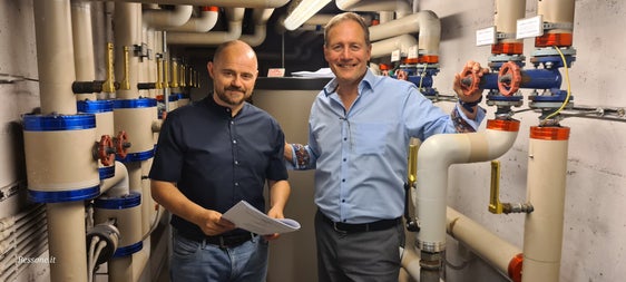 Landesrat Massimo Bessone (r.) und Abteilungsdirektor Daniel Bedin sind zufrieden mit den Zahlen zum Energieverbrauch in den Gebäuden, Strukturen und Tunnels in Landeseigentum. (Foto: LPA)