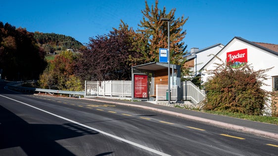 La Provincia autonoma di Bolzano ha reso entrambe le fermate dell’autobus lungo questo tratto stradale più accessibili agli utenti, ha realizzato un attraversamento pedonale illuminato e ha provveduto al drenaggio della strada. (Foto: USP/Fabio Brucculeri)