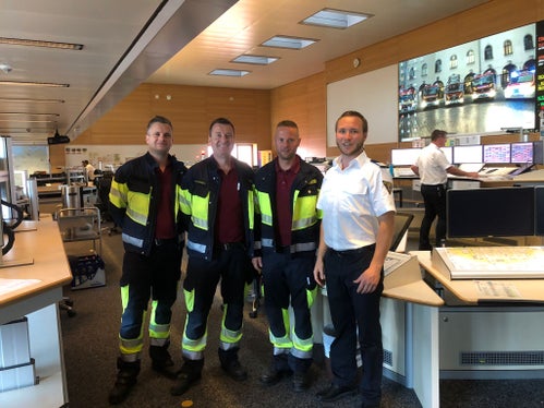 Hilfeleistung durch Dolmetscherdienst (v.l.) Michael Hofer, Christian Unterthiner und Thomas Keim von der Berufsfeuerwehr Bozen und der zuständige Feuerwehrbeamte der Berufsfeuerwehr München Julian Milberg. (Foto: LPA/Berufsfeuerwehr Bozen)